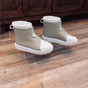 Stylish Women's Size 8.5 Puma White and Gray Boots